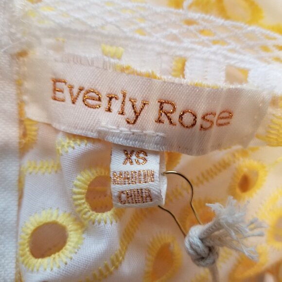 Everly Rose Blouse Women XS Yellow White Eyelet Embroidered Lace Boho Cottage - Picture 3 of 4